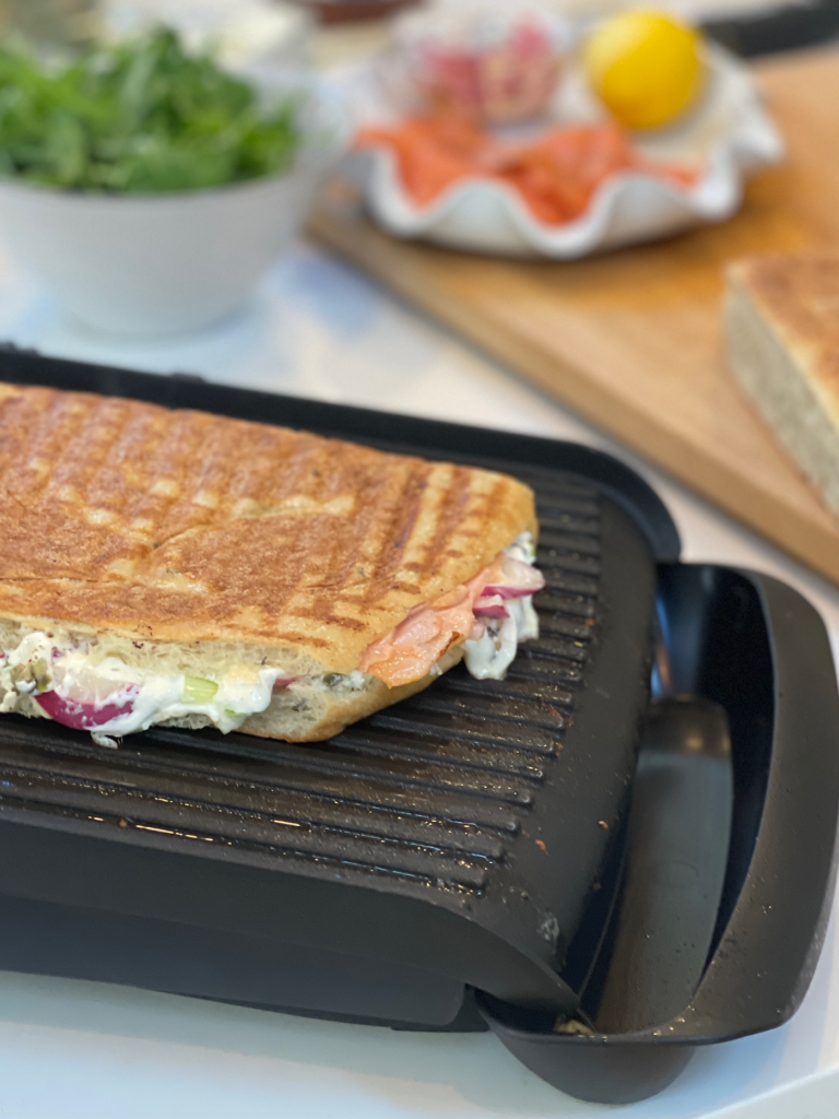 Salmon, mozzarella and dill panini sandwich - Recipe Petitchef